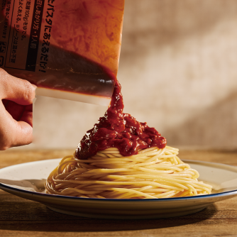 パスタをゆでてソースをかけ