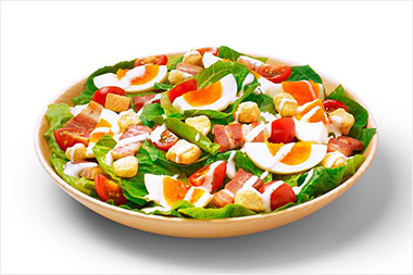 ゆで卵とミニトマトのカラフルシーザーサラダ