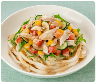 蒸し鶏とカラフル野菜のサラダうどんの写真