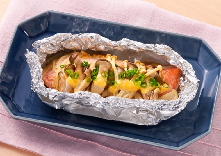 しょうゆマヨで鮭ときのこのホイル焼き