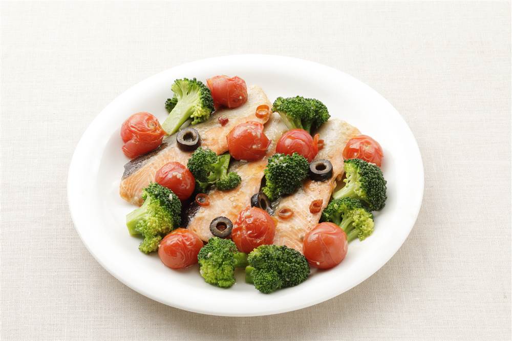 写真：鮭とブロッコリーの蒸し焼き　ガーリックソース