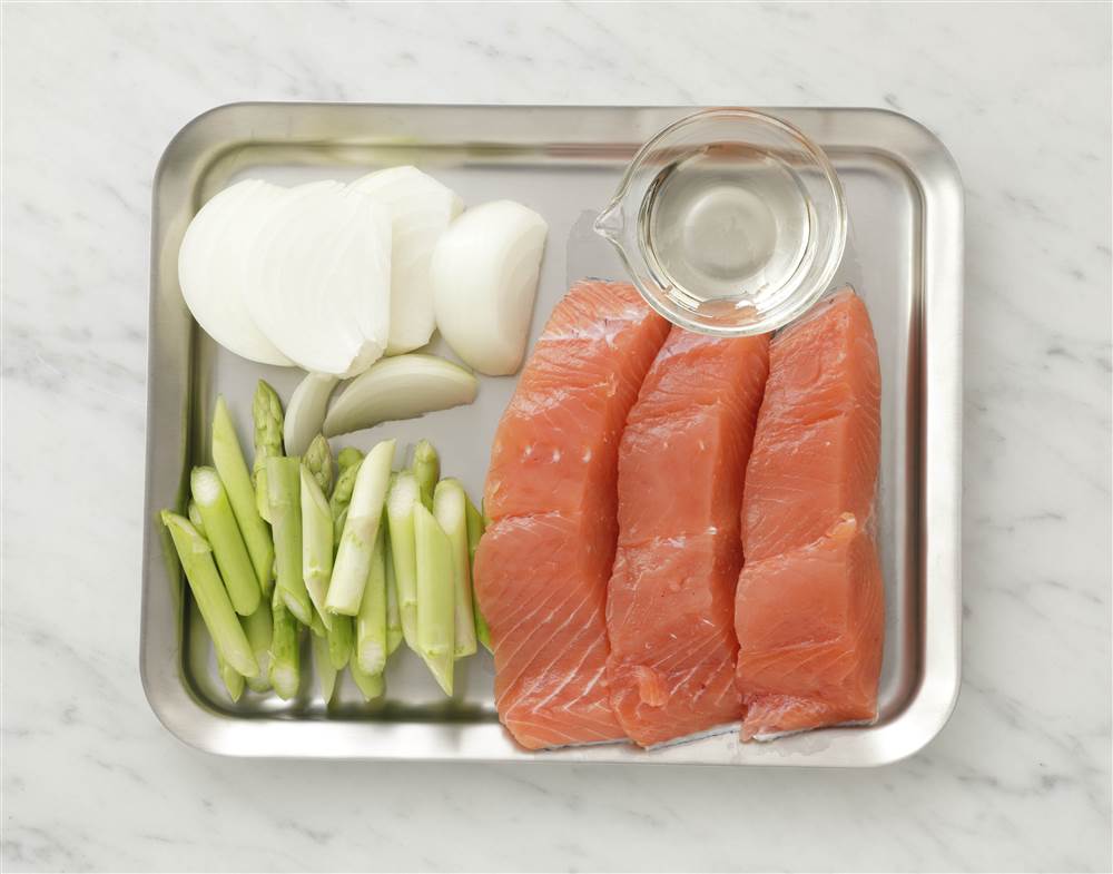 写真：鮭とアスパラの蒸し焼き　醤油マヨソース