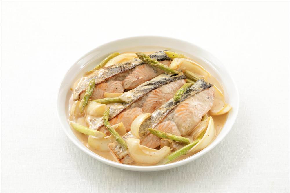 写真：鮭とアスパラの蒸し焼き　醤油マヨソース