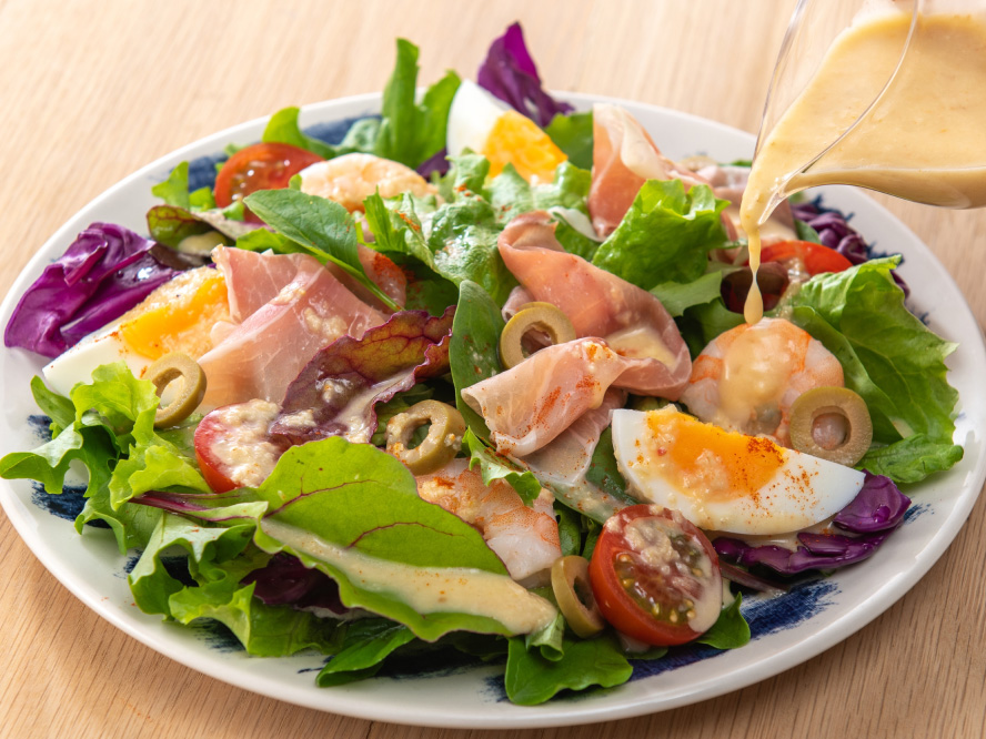 生ハムと茹卵のシェフズオニオンサラダ