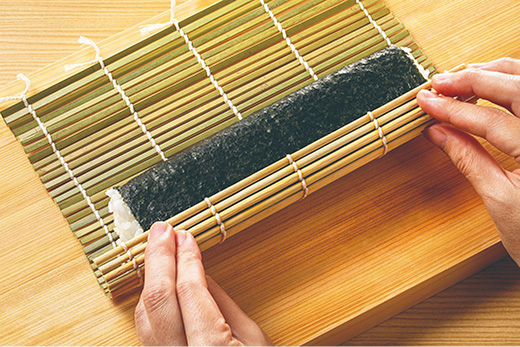 巻きすを使って海苔でご飯(400g)を三角形に巻く。