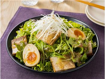 チャーシューと煮たまごのチョレギサラダ