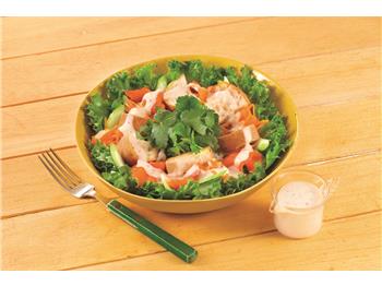 スモークサーモンの焙煎ナッツパンサラダ