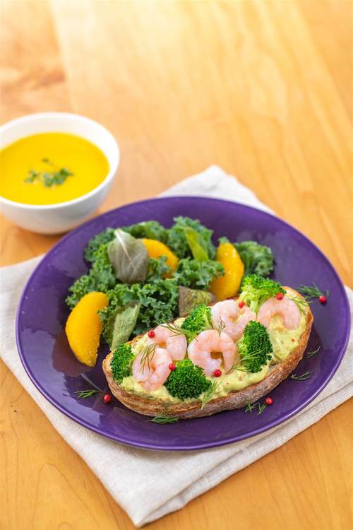 えびとアボカドフィリングのタルティーヌ