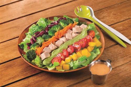 チキンとアボカドのコブサラダ