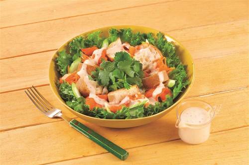 スモークサーモンの焙煎ナッツパンサラダ