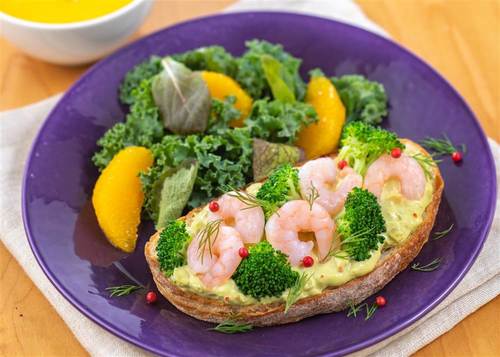 えびとアボカドフィリングのタルティーヌ