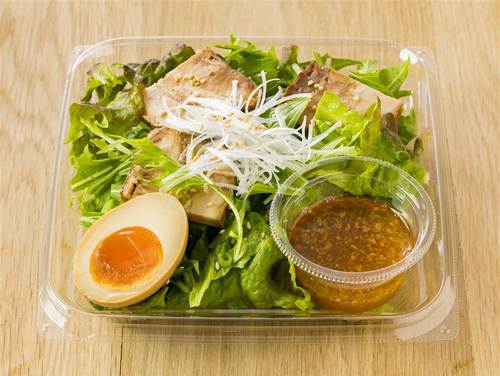 チャーシューと煮たまごのチョレギサラダ