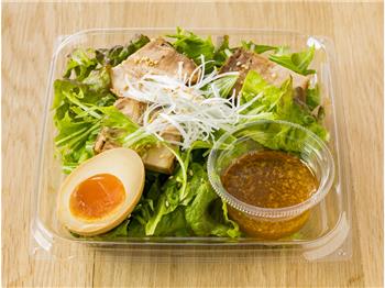 チャーシューと煮たまごのチョレギサラダ