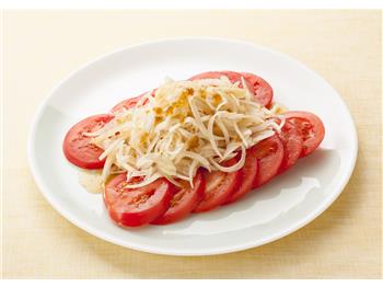 新玉ねぎとスライストマトのサラダ