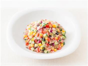 穀物とカラフル野菜のチョップドサラダ